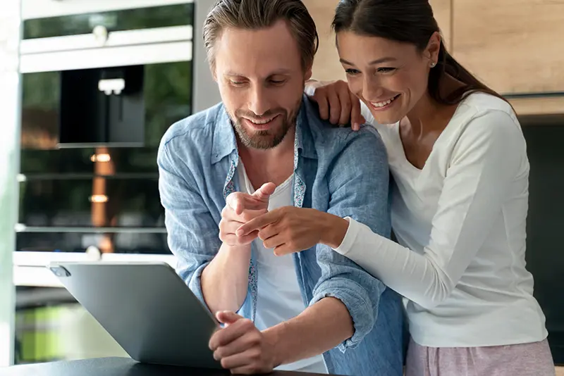 Spokojený pár si prohlíží tablet
